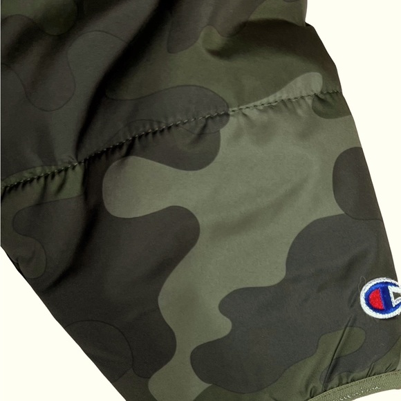 Champion Camouflage Puffer Jacket Size L NWT - Picture 8 of 8